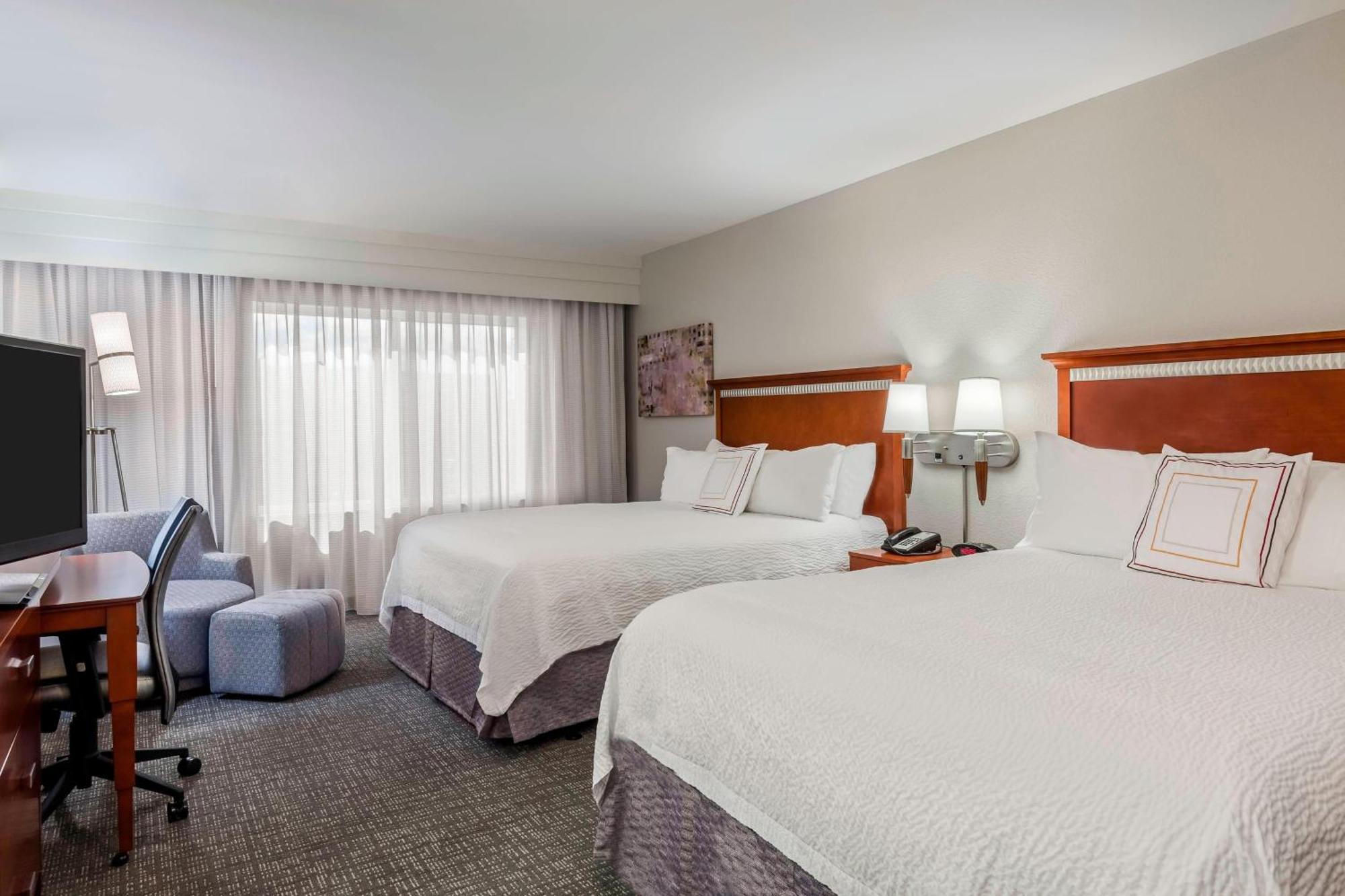 คอร์ทยาร์ด ฟอร์ต ไมเออร์ส แอต I-75 แอนด์ กัล์ฟ โคสต์ ทาวน์ เซ็นเตอร์ Hotel เอสเตอโร ภายนอก รูปภาพ