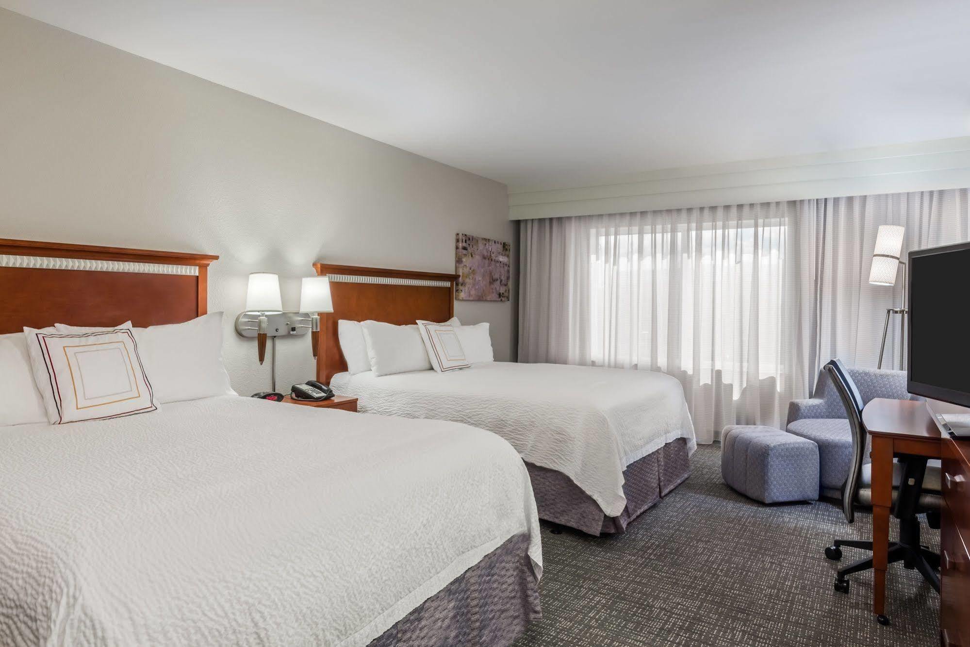 คอร์ทยาร์ด ฟอร์ต ไมเออร์ส แอต I-75 แอนด์ กัล์ฟ โคสต์ ทาวน์ เซ็นเตอร์ Hotel เอสเตอโร ภายนอก รูปภาพ